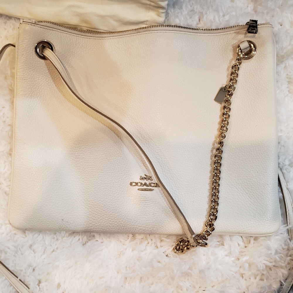 Coach white bag with gold chain shoulderbag